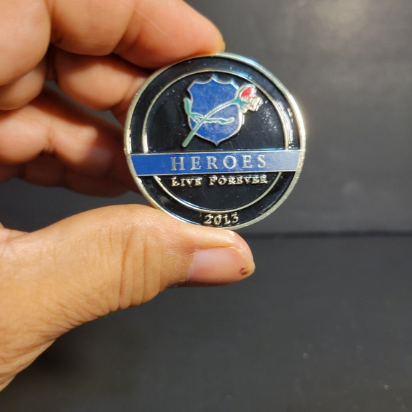 Lot of: 2013 - NTL Law Enforcement Officers Memorial Coin & $ Money Clip - Picture 5 of 7